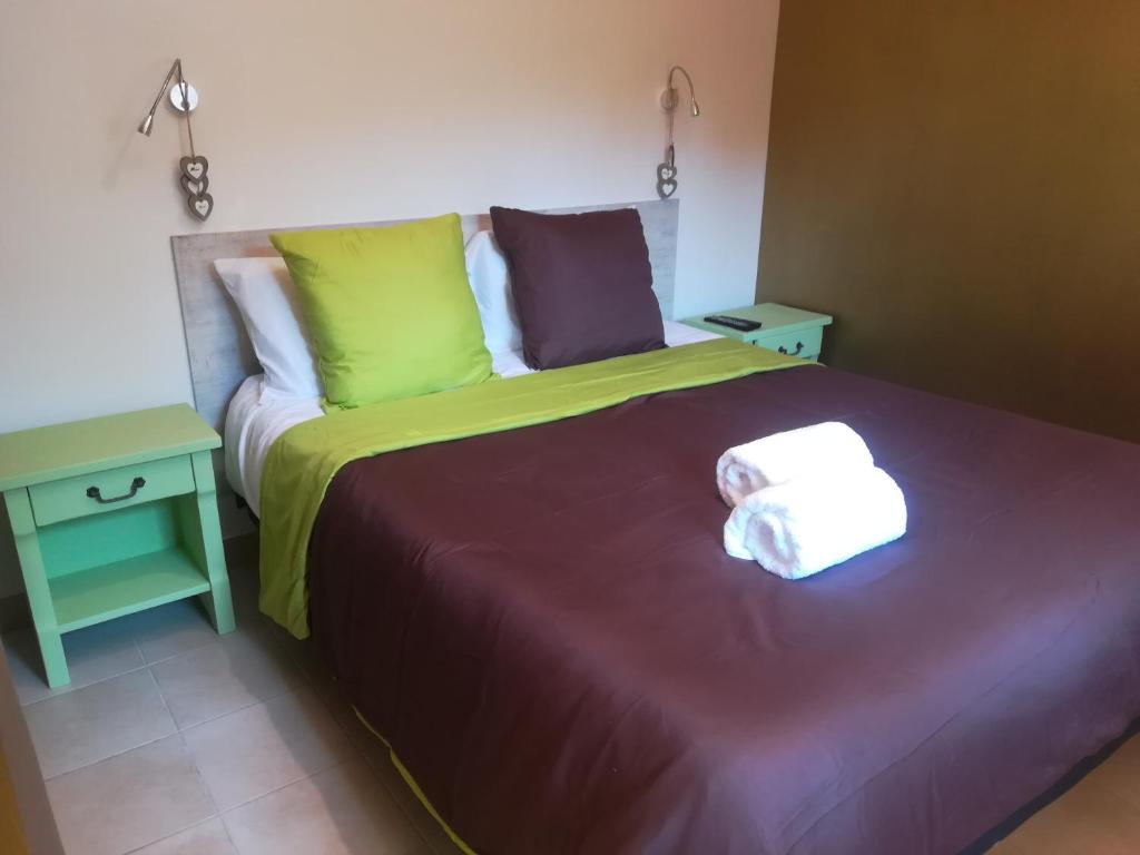um quarto com uma cama com duas toalhas em appartement avec Jacuzzi hammam sauna privatisé au rez de chaussée ds maison à Voglans à 2 kilomètres du lac du bourget en Savoie entre Chambéry et Aix les Bains cure thermale em Voglans