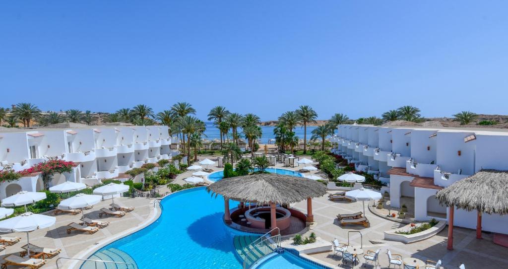 Bazén v ubytování Iberotel Palace - Adults Friendly 16 Years Plus nebo v jeho okolí