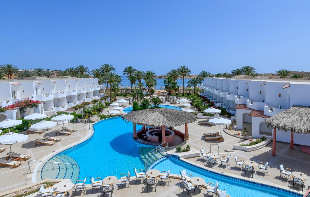 een luchtzicht op het hotel en het zwembad bij Iberotel Palace - Adults Friendly 16 Years Plus in Sharm El Sheikh