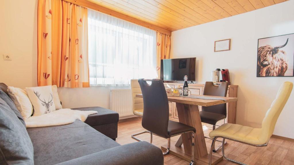 een woonkamer met een bank en een tafel bij Mountain Apart in Neustift im Stubaital