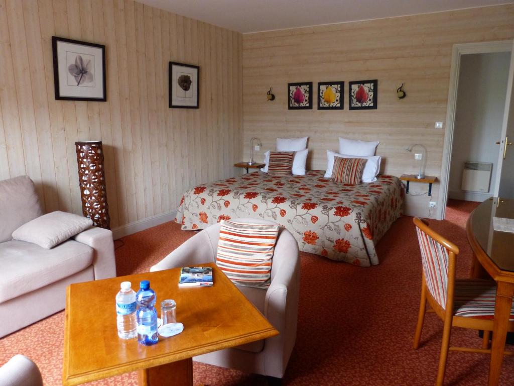 Posezení v ubytování L'Aubinière Hôtel Restaurant & Spa