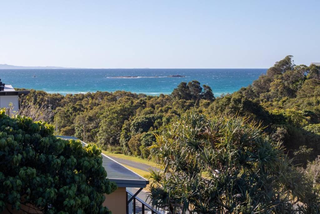 uma vista para o oceano a partir de uma casa em THE LOOKOUT BEACH HOUSE em Point Lookout