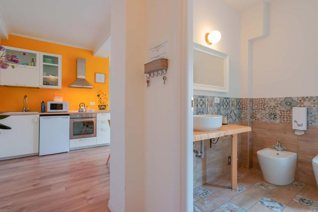 A kitchen or kitchenette at Dimora Orfeo