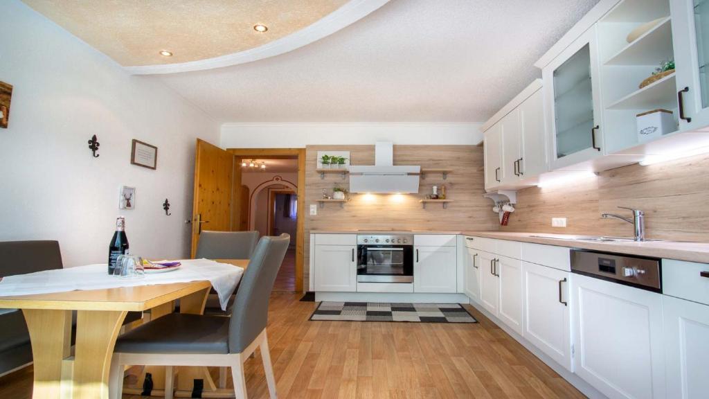 Kuchyň nebo kuchyňský kout v ubytování Haus Alpenchalet