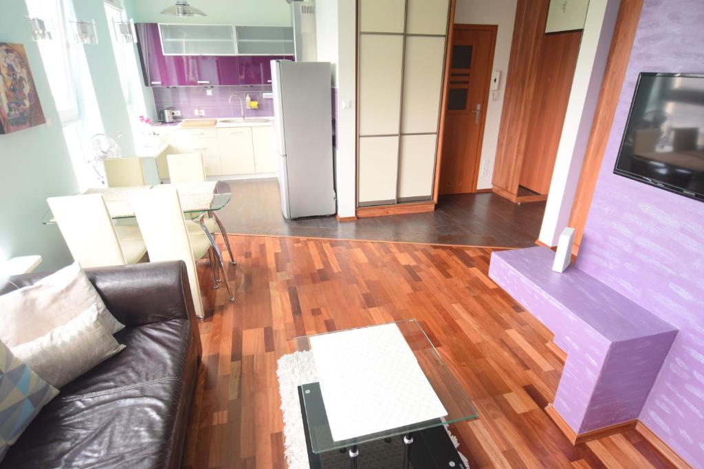 Televízia a/alebo spoločenská miestnosť v ubytovaní Elegant Apartment Arkadia