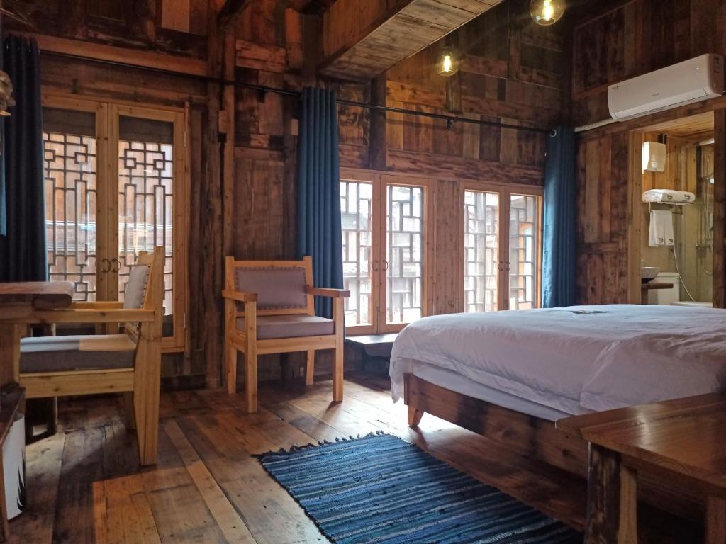 Postel nebo postele na pokoji v ubytování Lost World Sanjiang Guest house