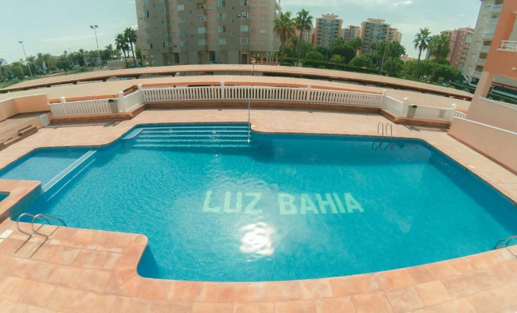 una piscina en la azotea de un edificio en Luz Bahía, en La Manga del Mar Menor