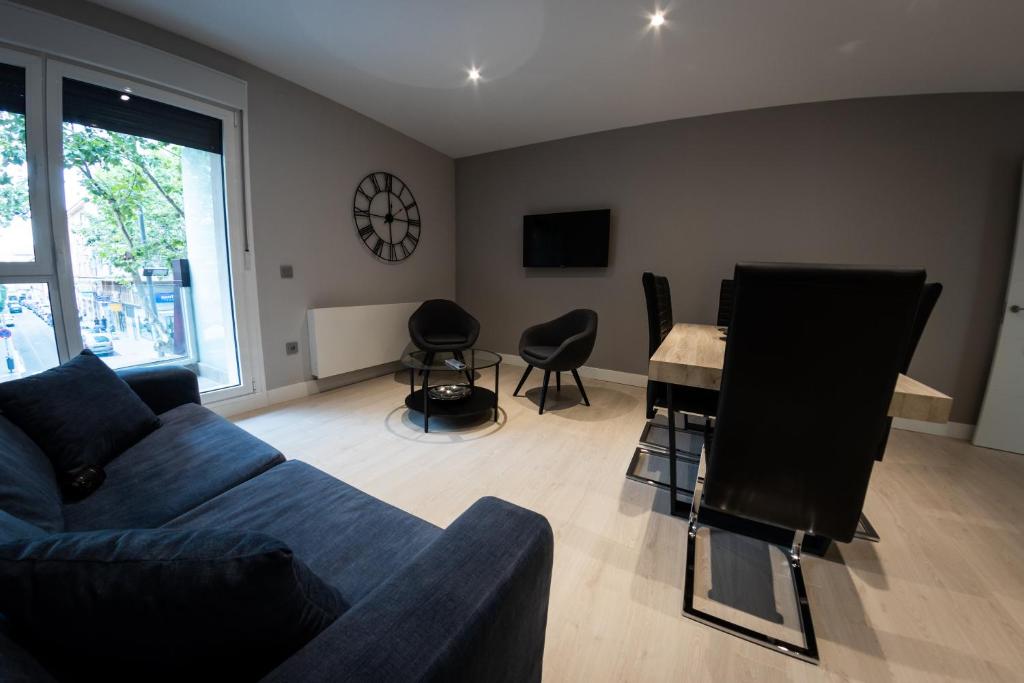 Televízia a/alebo spoločenská miestnosť v ubytovaní Apartamentos Palacio de Yolanda