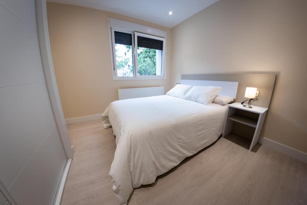 Posteľ alebo postele v izbe v ubytovaní Apartamentos Palacio de Yolanda
