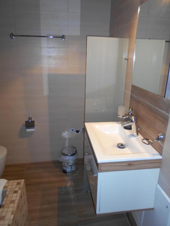 Koupelna v ubytování SPΛCES PYLOS Apartments
