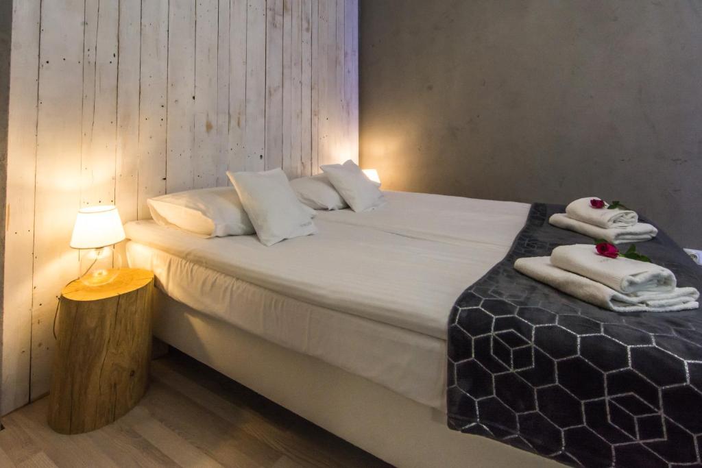 Posteľ alebo postele v izbe v ubytovaní Apartamenty hoteLOVE z sauną