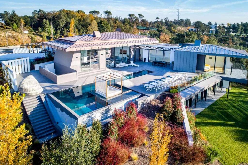 Bazén v ubytovaní Luxurious Golf Villa La Vinya 5 alebo v jeho blízkosti