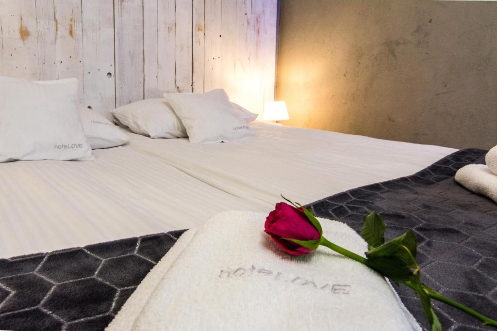 Posteľ alebo postele v izbe v ubytovaní Apartamenty hoteLOVE z sauną