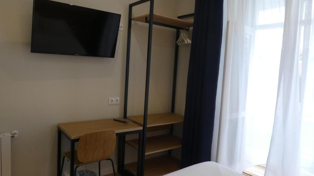 Una televisión o centro de entretenimiento en Plaza Pombo B&B - Hostal