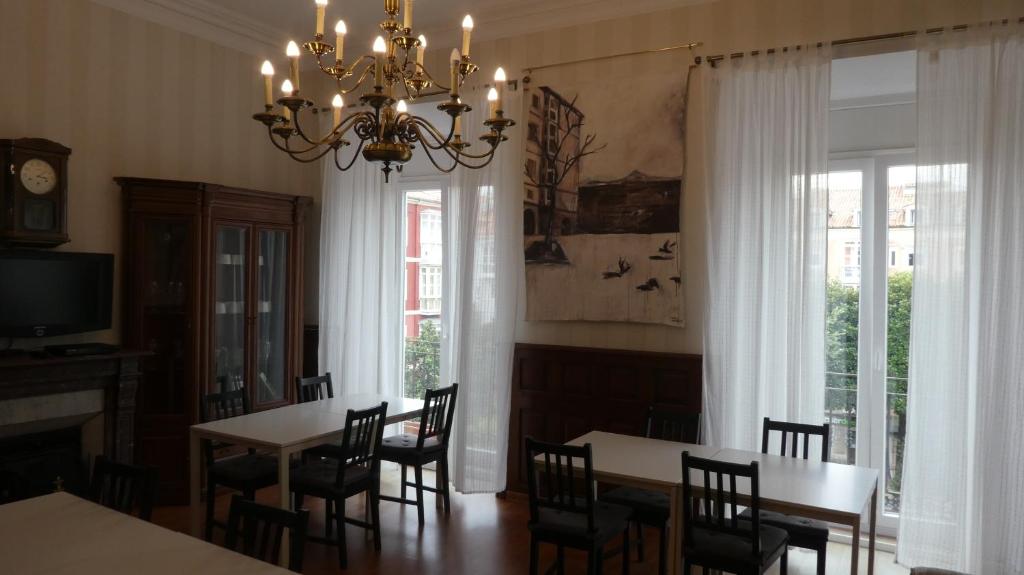 Una televisión o centro de entretenimiento en Plaza Pombo B&B - Hostal
