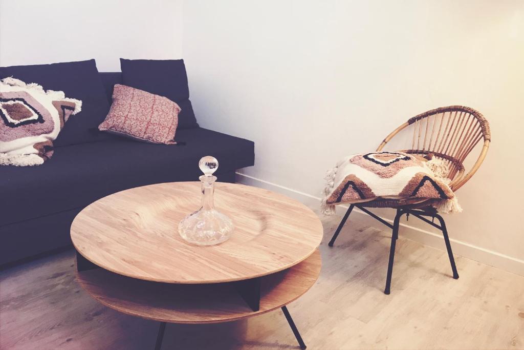 salon ze stołem i kanapą w obiekcie Ecolodge Appartements 2 pièces cosy gare w mieście Bordeaux