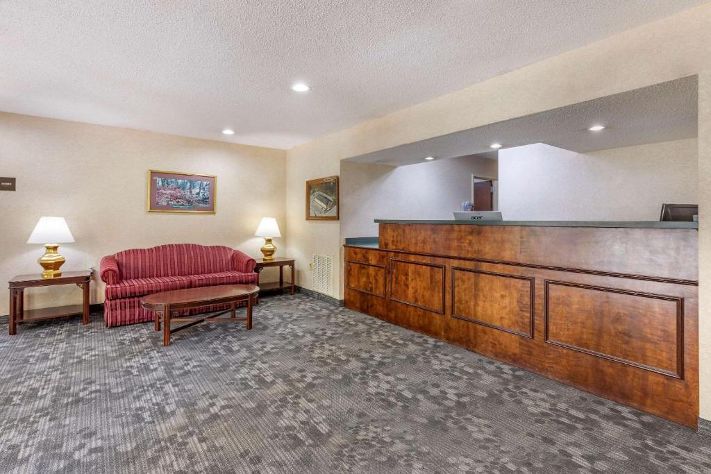 a court room with a red couch and a large woodenjudgment at Econo Lodge in Saint Stephen