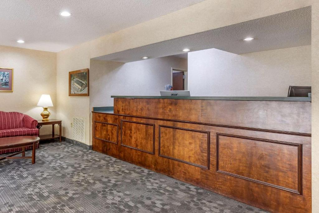 a large wooden bar in a hotel room at Econo Lodge in Saint Stephen