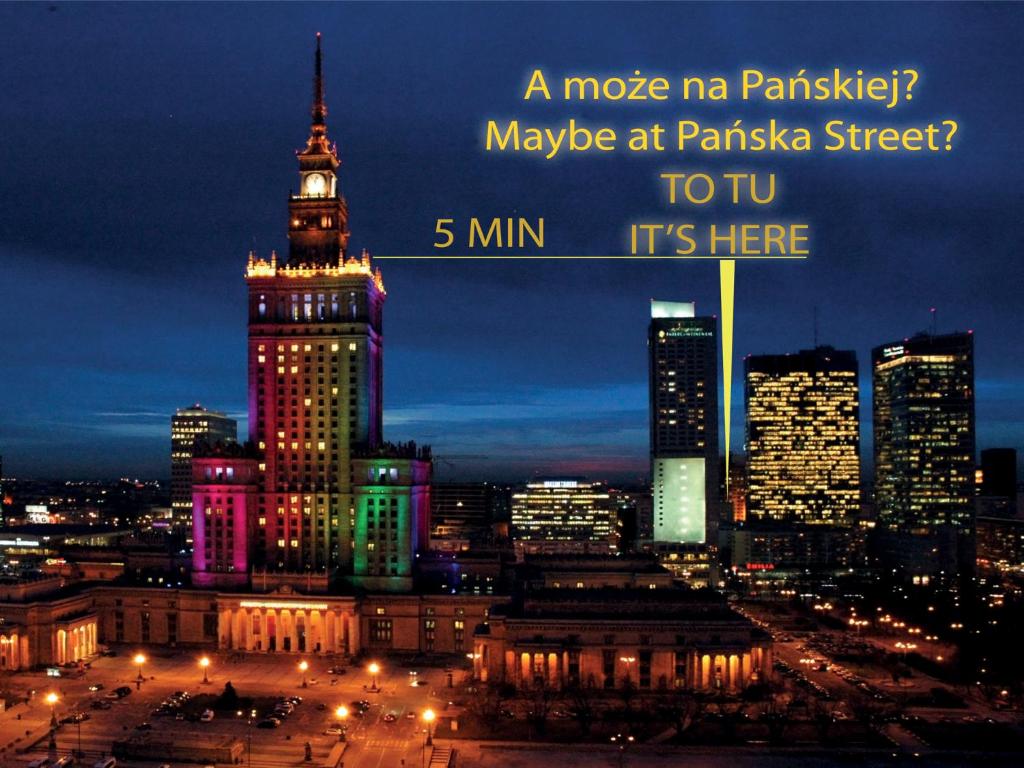 - Vistas al perfil urbano por la noche en A może na Pańskiej?, en Varsovia