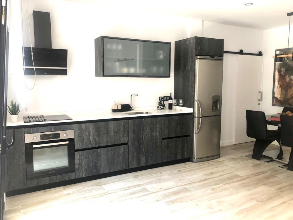 een keuken met een spoelbak en een koelkast bij EL AGAVE DE MERESE APARTAMENTO in Las Toscas