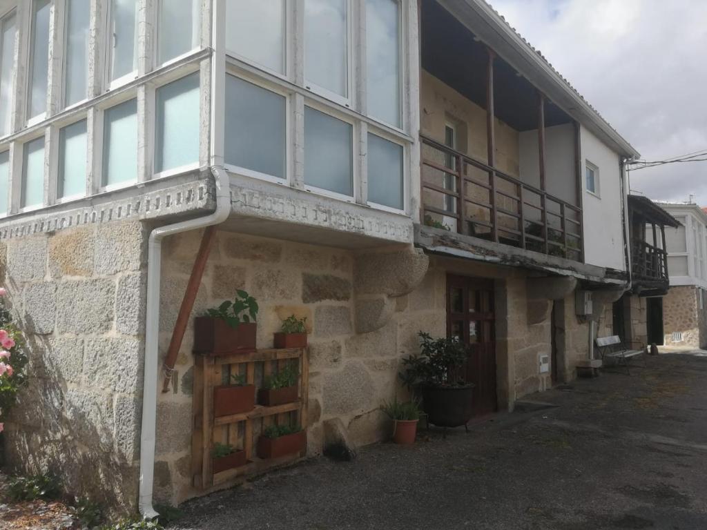 un edificio con un balcón en el lateral. en Casa Ribeira Sacra, Ourense, Niñodaguia, Galicia, en Ourense