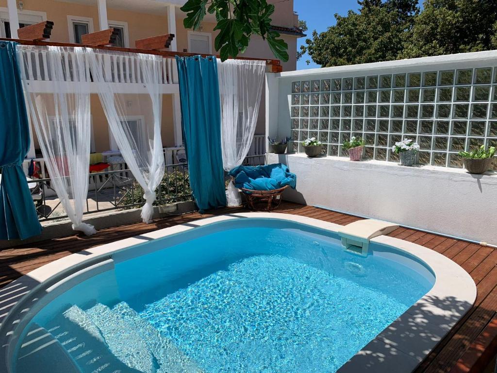 Bazén v ubytovaní Apartments Anka i Krešimir alebo v jeho blízkosti