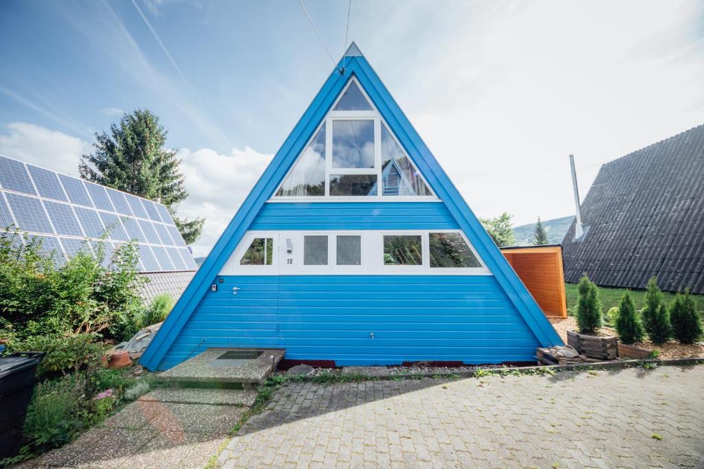 Casa azul y blanca con ventana en Himmelhäuschen, en Bischofsheim an der Rhön