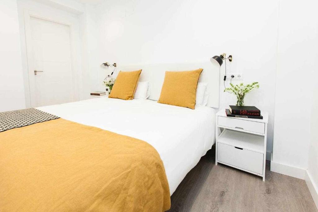 Postel nebo postele na pokoji v ubytování ISG Apartments Downtown family haven Free parking spot