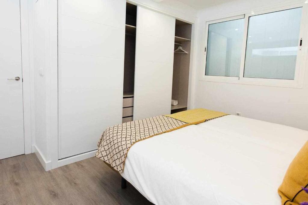 Postel nebo postele na pokoji v ubytování ISG Apartments Downtown family haven Free parking spot
