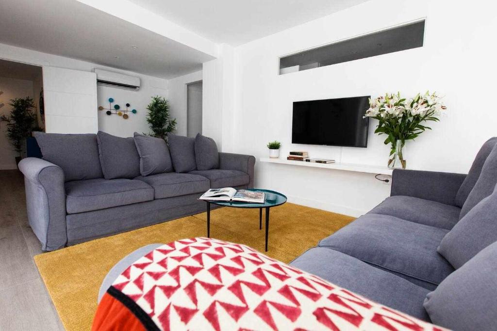 TV a/nebo společenská místnost v ubytování ISG Apartments Downtown family haven Free parking spot