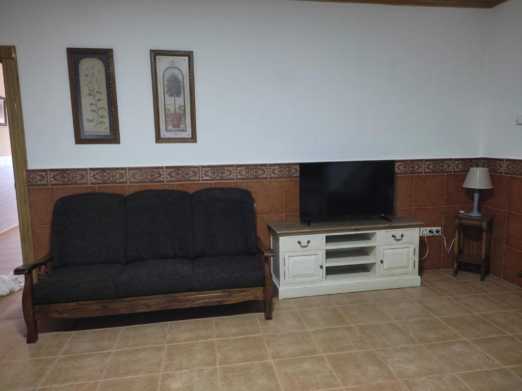Televízia a/alebo spoločenská miestnosť v ubytovaní Casas de Madera Los Molinos
