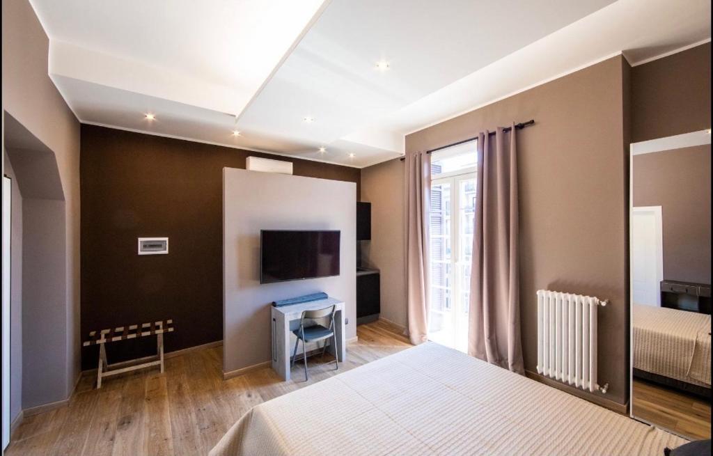 um quarto com uma cama, uma televisão e uma janela em NEW AMAZING MONO LOCATED IN MOSCOVA DISTRICT from Moscova Suites apartments group em Milão