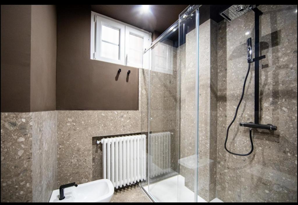 Kúpeľňa v ubytovaní NEW AMAZING BILO apartment in the heart of Milan from Moscova Suites apartments group