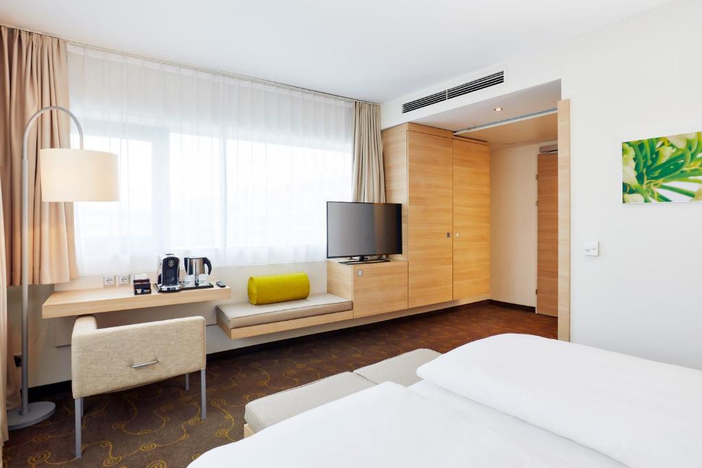 Postel nebo postele na pokoji v ubytování H+ Hotel Salzburg