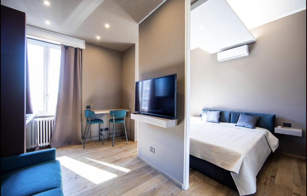 - une chambre avec un lit, une télévision et un canapé dans l'établissement AMAZING NEW SUITE WITH BEAUTIFUL VIEW from Moscova Suites apartments group, à Milan