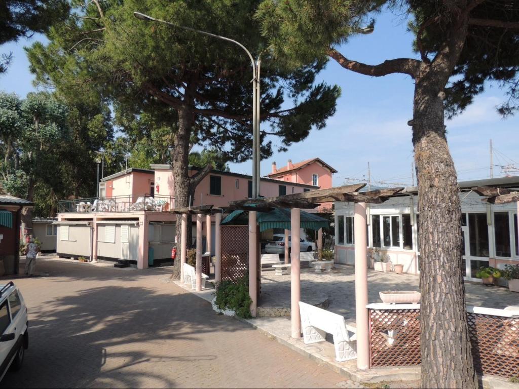ulica z drzewem i budynek w obiekcie Appartamenti Camping Rivamare w Albendze