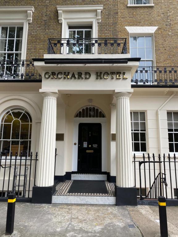 einen Vordereingang zu einem kaiserlichen Hotel mit Säulen in der Unterkunft Orchard Hotel in London