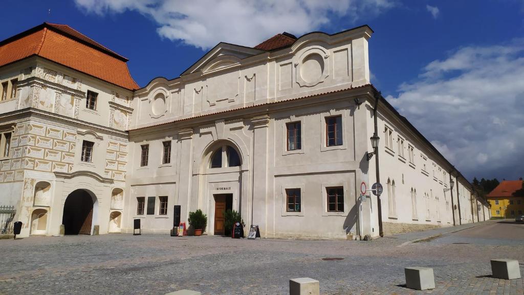 リトミシュルにあるHotel a hostel Zámecký pivovar Litomyšlの赤い屋根の白い大きな建物