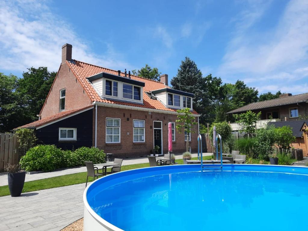 Bazén v ubytování B&B Dennenbos nebo v jeho okolí