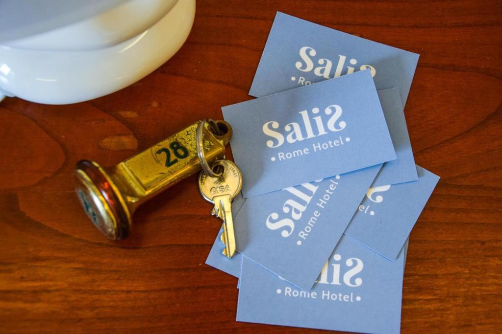 ein Paar Schlüssel auf einem Tisch in der Unterkunft Hotel Salis in Rom