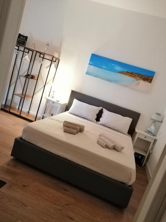 sypialnia z łóżkiem z 2 poduszkami w obiekcie Le stanze di elisa w Cagliari