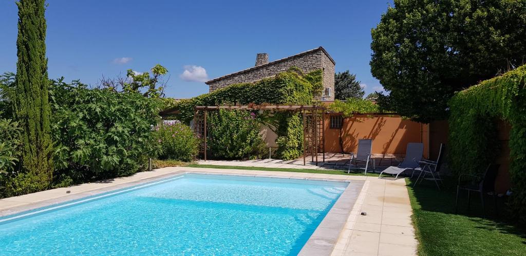 - une piscine dans l'arrière-cour d'une maison dans l'établissement Studio du sentier des ocres, à Roussillon