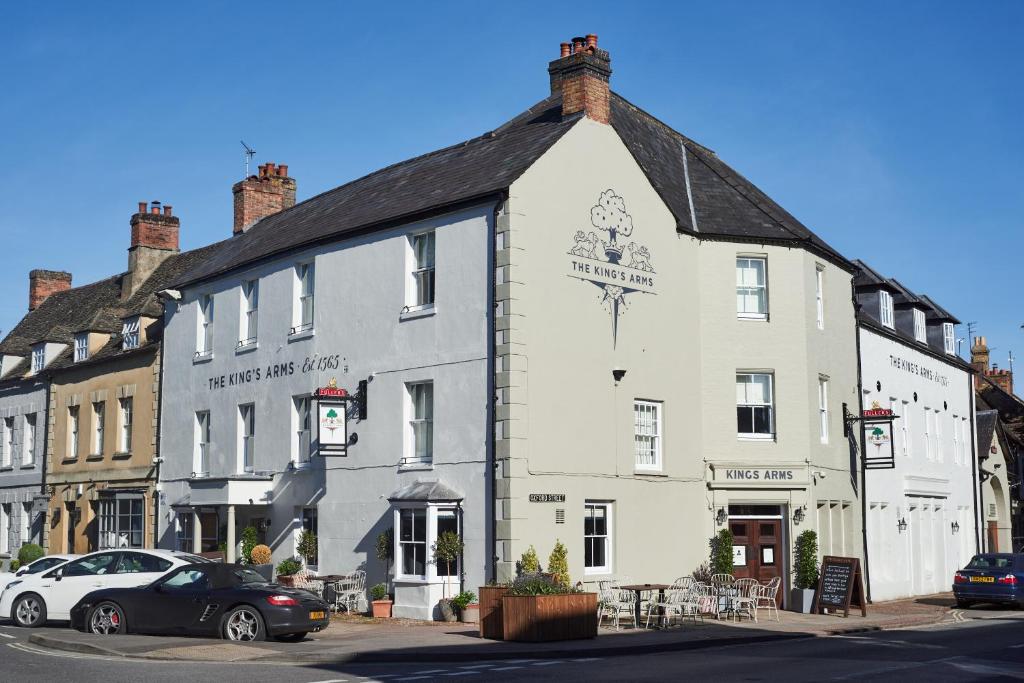 a white building on the corner of a street at The Kings Arms in Woodstock