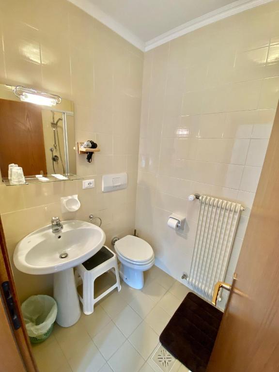Kopalnica v nastanitvi Hotel B&B Lorenzini Ski