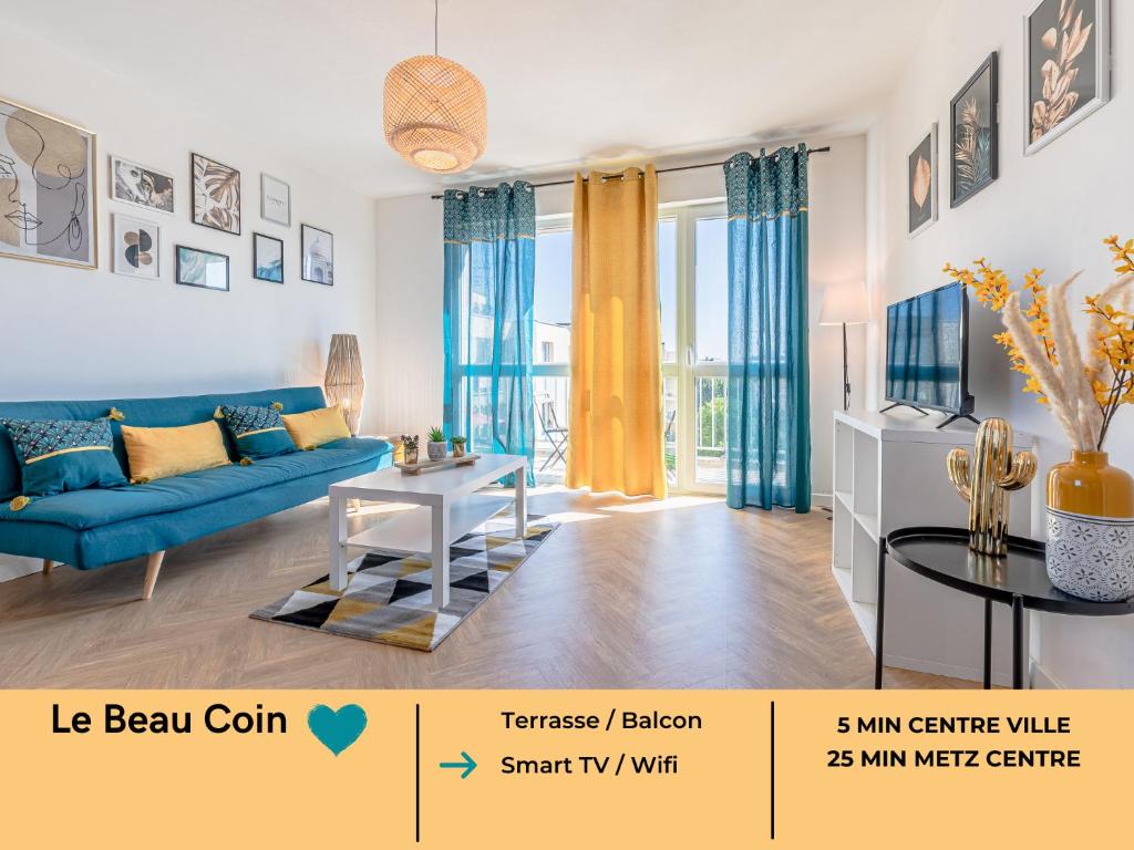 - un salon avec un canapé bleu et une table dans l'établissement Le Beau Coin - Thionville / Metz / Luxembourg, à Thionville