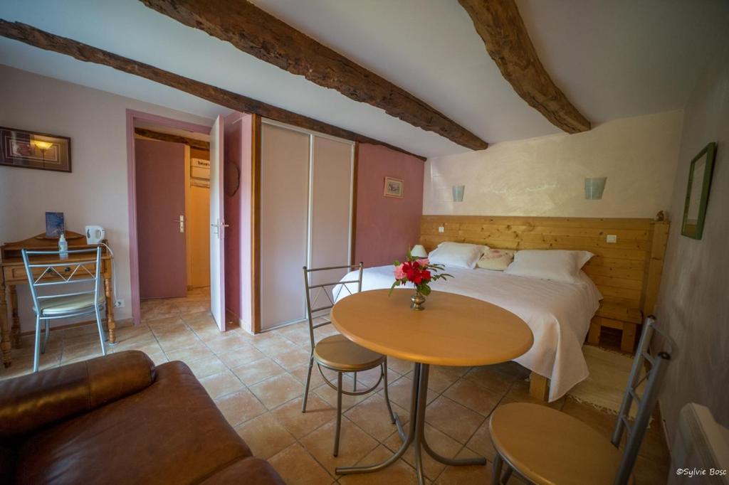 Chambre d'hotes La Source Aveyron - Tweepersoonskamer Met Uitzicht Op De Tuin