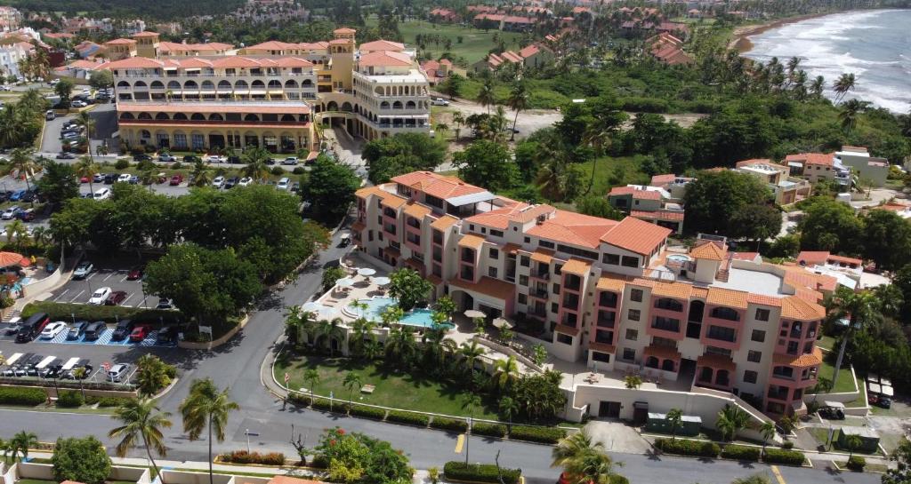 uma vista aérea de uma cidade com um resort em The Village at Palmas del Mar em Humacao