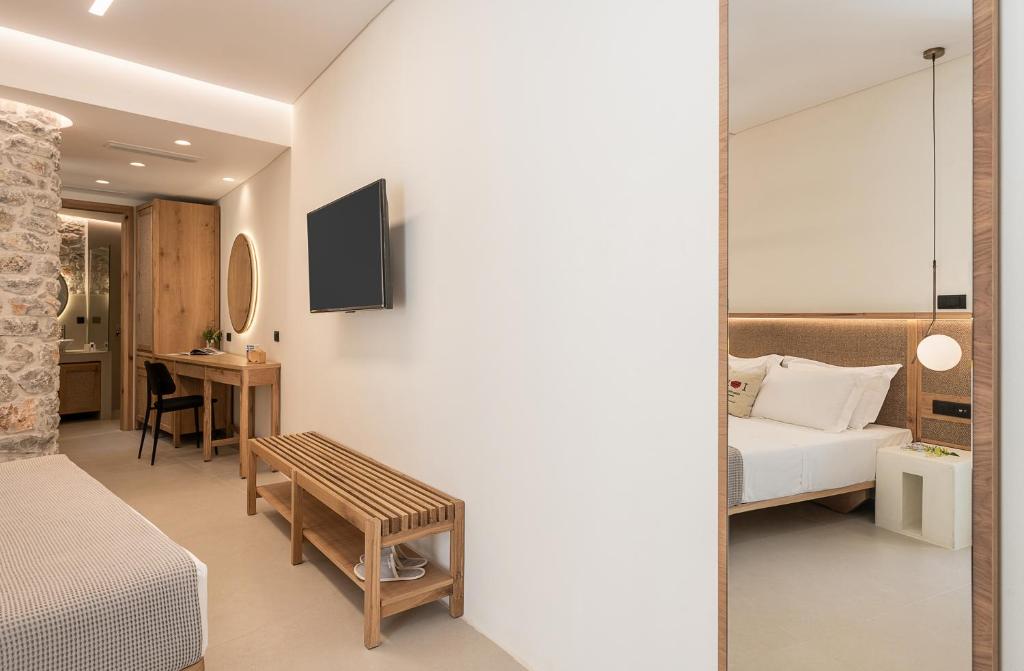 TV a/nebo společenská místnost v ubytování The Authentic Village Boutique Hotel