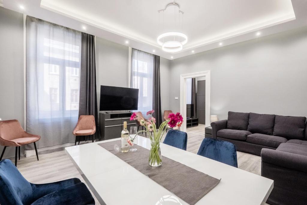 a living room with a table and a couch at Prime star Deak ter Modern Luxury Apartments Budapest in Budapest