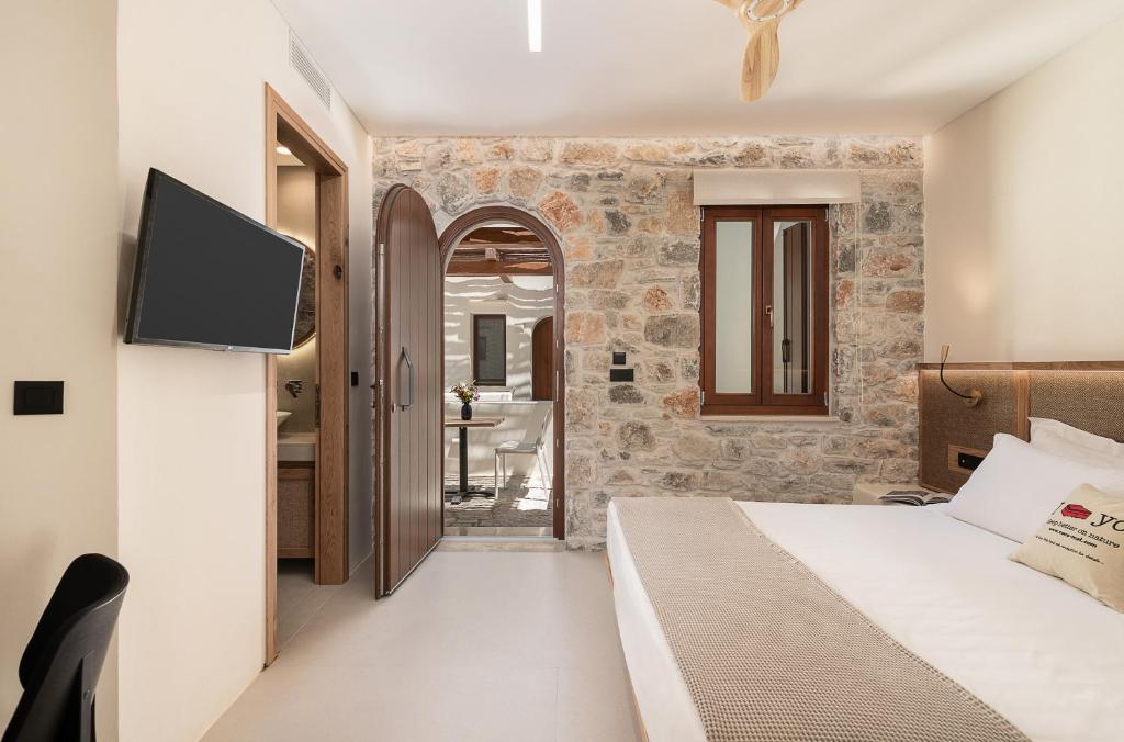 Postel nebo postele na pokoji v ubytování The Authentic Village Boutique Hotel